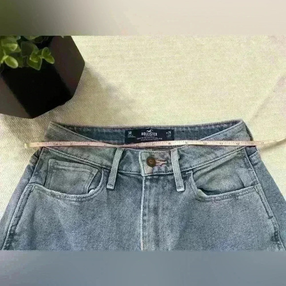 Hollister Curvy Ultra High Rise Mom Jean Size 3R - Picture 4 of 7
